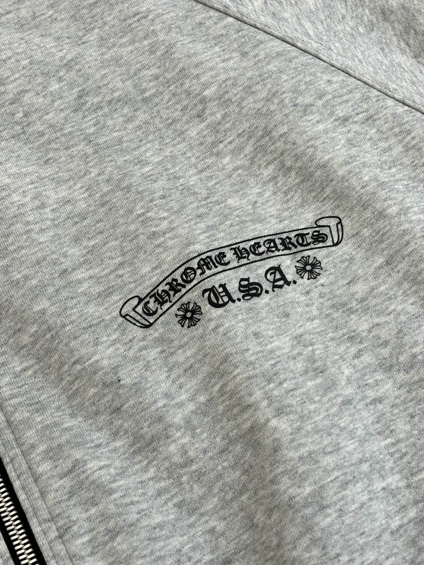 P850 Chrome Heart*/Chrome Heart 25 new style Horseshoe print double-sided hooded cotton jacket. The original domestic spot purchase is 3.98W. The development cost is extremely high. The front is made of jacquard woven fabric. The minimum order quantity is 1000 meters. The other side is gray yarn 260 grams. All developed and customized according to the original version. Refuse to use off-the-shelf wrong fabrics. Four layers of thickness blessing. You can survive the winter in one piece (one layer of gray knitted lining, two layers of gall fabric, and one layer of down cotton) Size：S/M/L